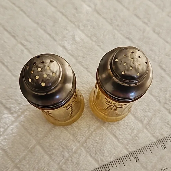 Madrid Pattern Amber Colour Salt and Pepper Shakers Depression Glass Vintage - Picture 4 of 7
